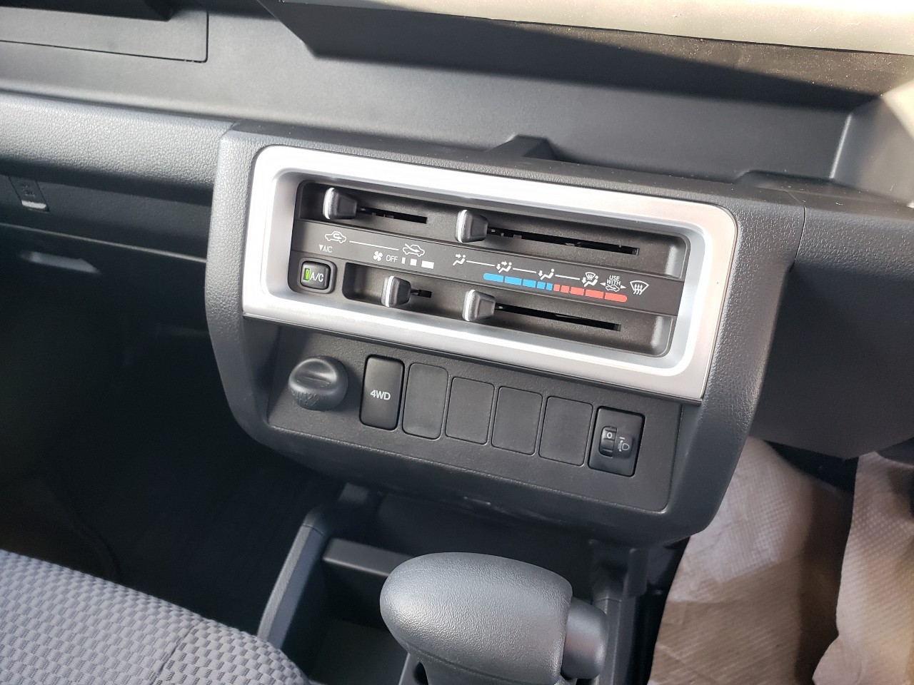 Daihatsu Hijet S510P interior console AC and 4WD controls